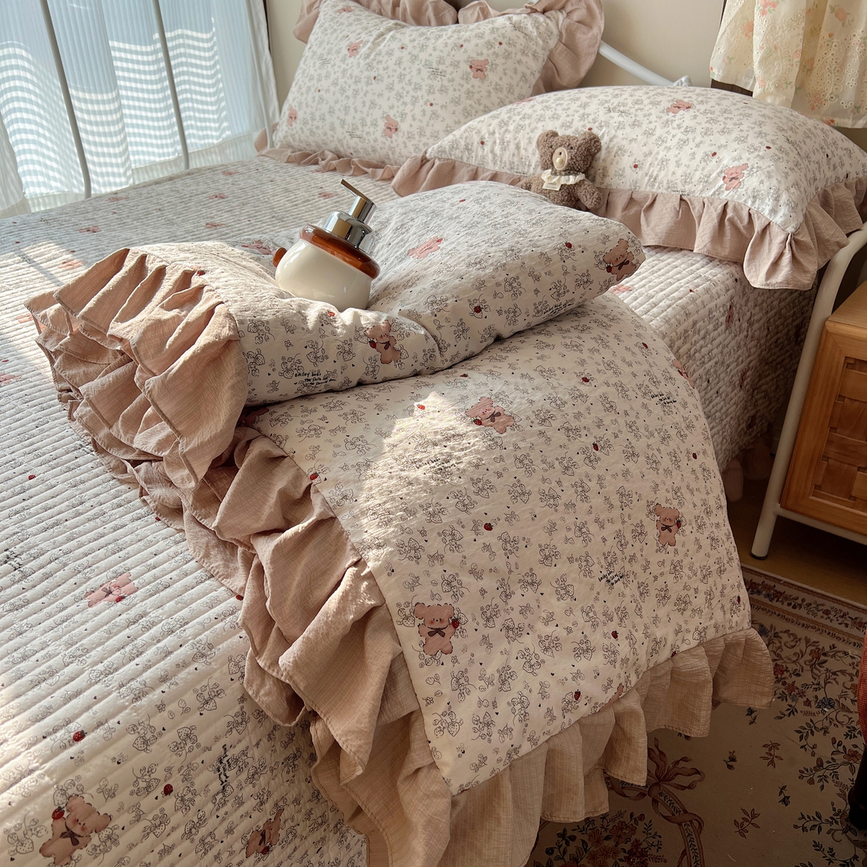 91家纺网 家纺一手货源 找家纺 繁花家居 2026新款木棉泡芙感超糯叽叽花边床盖夏被四件套 花熊小记