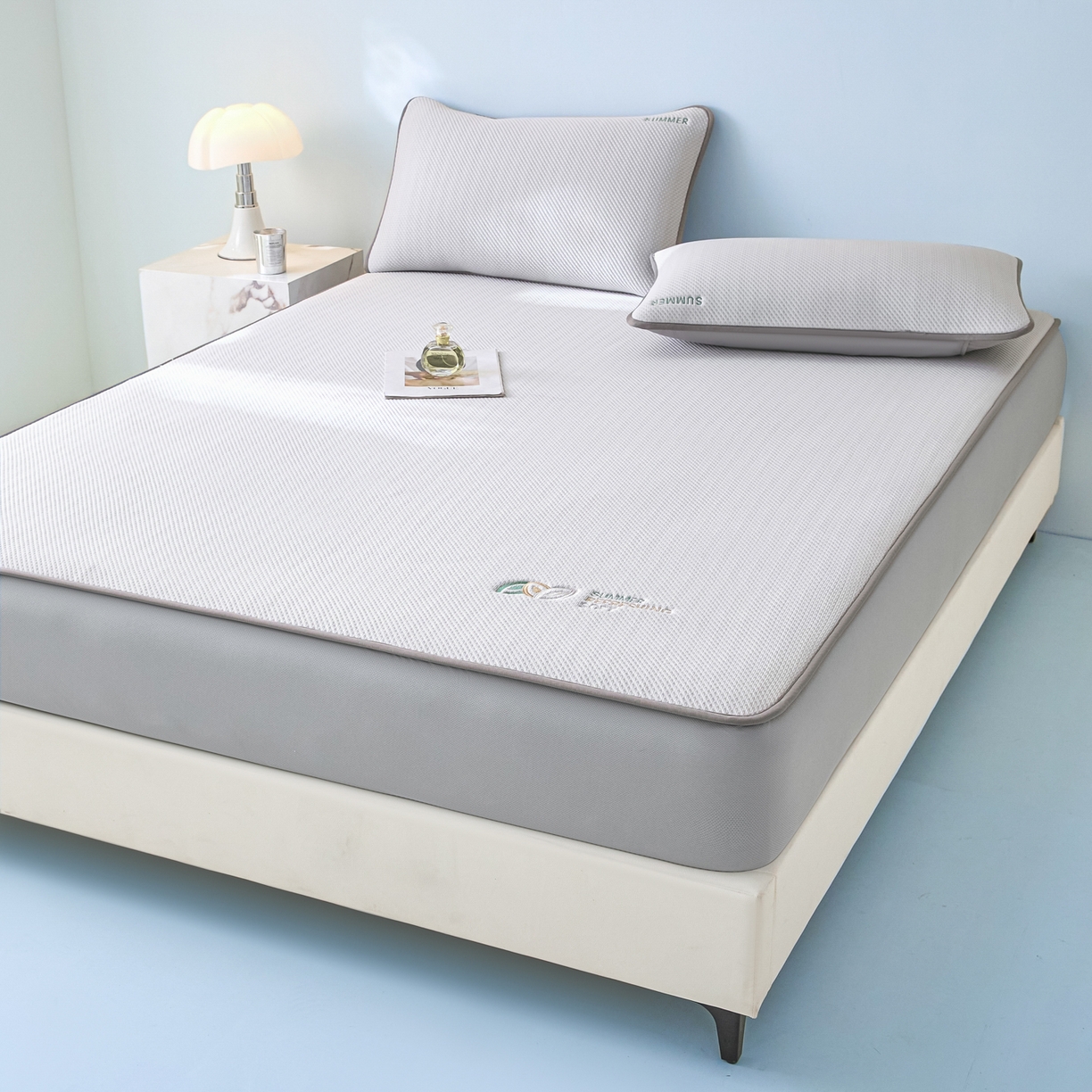 91家纺网 家纺一手货源 找家纺 欧邦 2026新款PE中分子刺绣款冰豆豆床笠夏被套件-序叶系列 序叶-灰