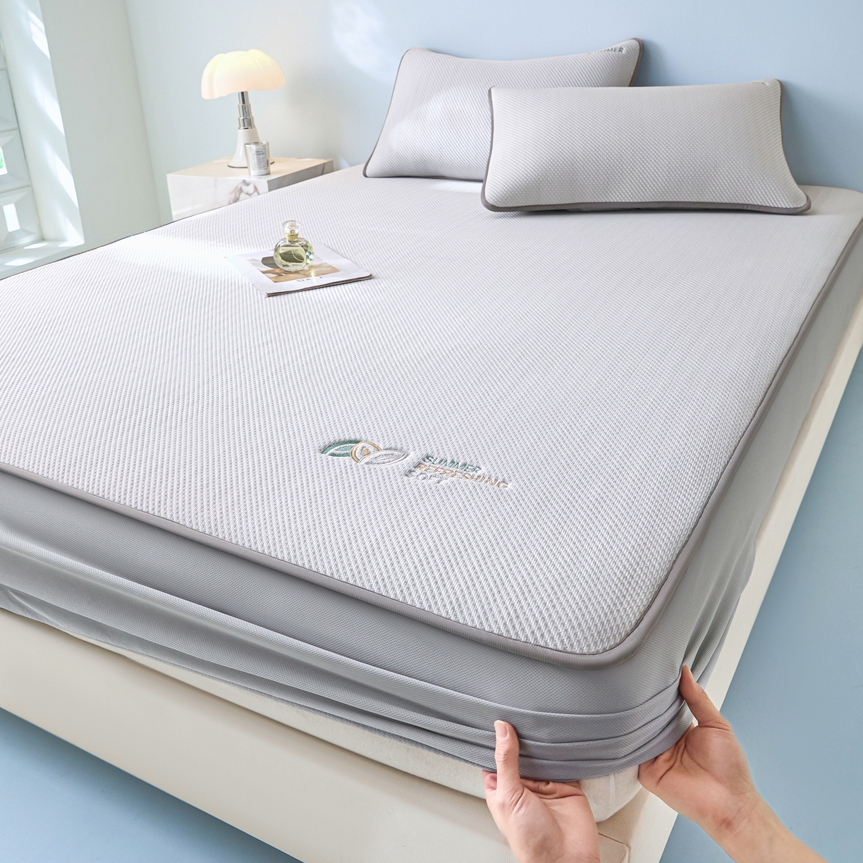 91家纺网 家纺一手货源 找家纺 欧邦 2026新款PE中分子刺绣款冰豆豆床笠夏被套件-序叶系列 序叶-灰