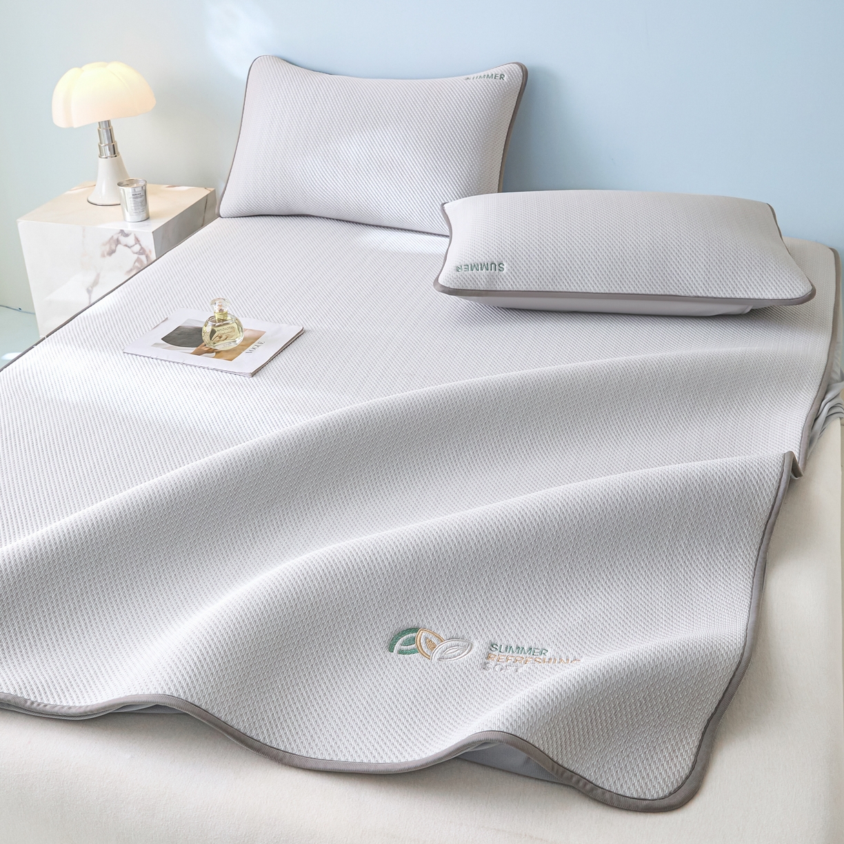 91家纺网 家纺一手货源 找家纺 欧邦 2026新款PE中分子刺绣款冰豆豆床笠夏被套件-序叶系列 序叶-灰