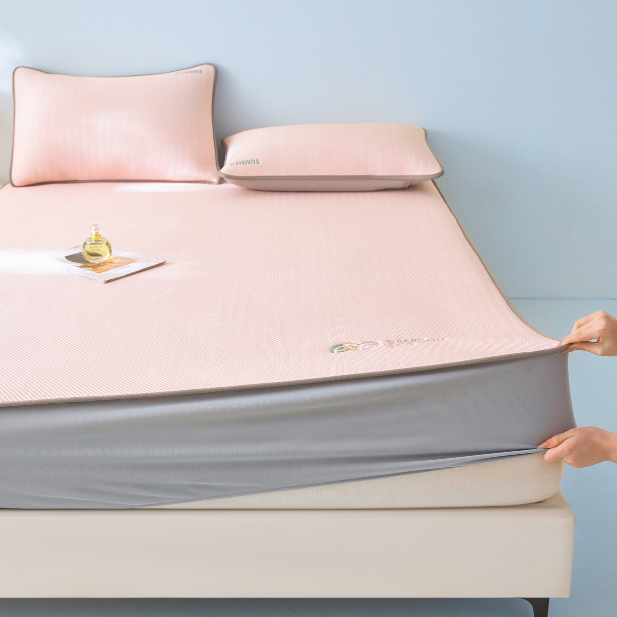 91家纺网 家纺一手货源 找家纺 欧邦 2026新款PE中分子刺绣款冰豆豆床笠夏被套件-序叶系列 序叶-粉