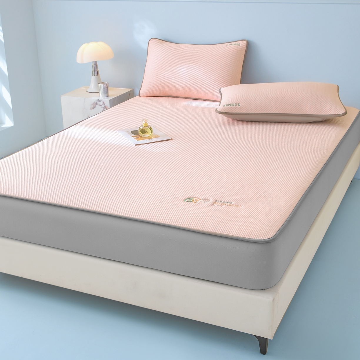 91家纺网 家纺一手货源 找家纺 欧邦 2026新款PE中分子刺绣款冰豆豆床笠夏被套件-序叶系列 序叶-粉