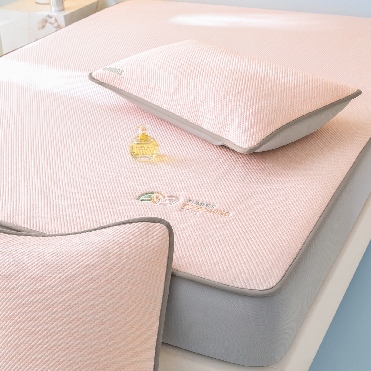 91家纺网 家纺一手货源 找家纺 欧邦 2026新款PE中分子刺绣款冰豆豆床笠夏被套件-序叶系列 序叶-粉