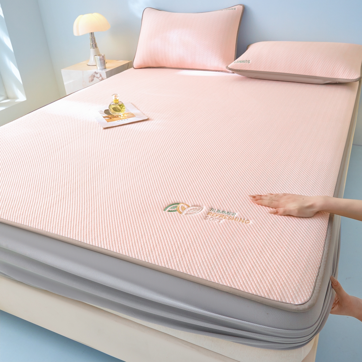 91家纺网 家纺一手货源 找家纺 欧邦 2026新款PE中分子刺绣款冰豆豆床笠夏被套件-序叶系列 序叶-粉