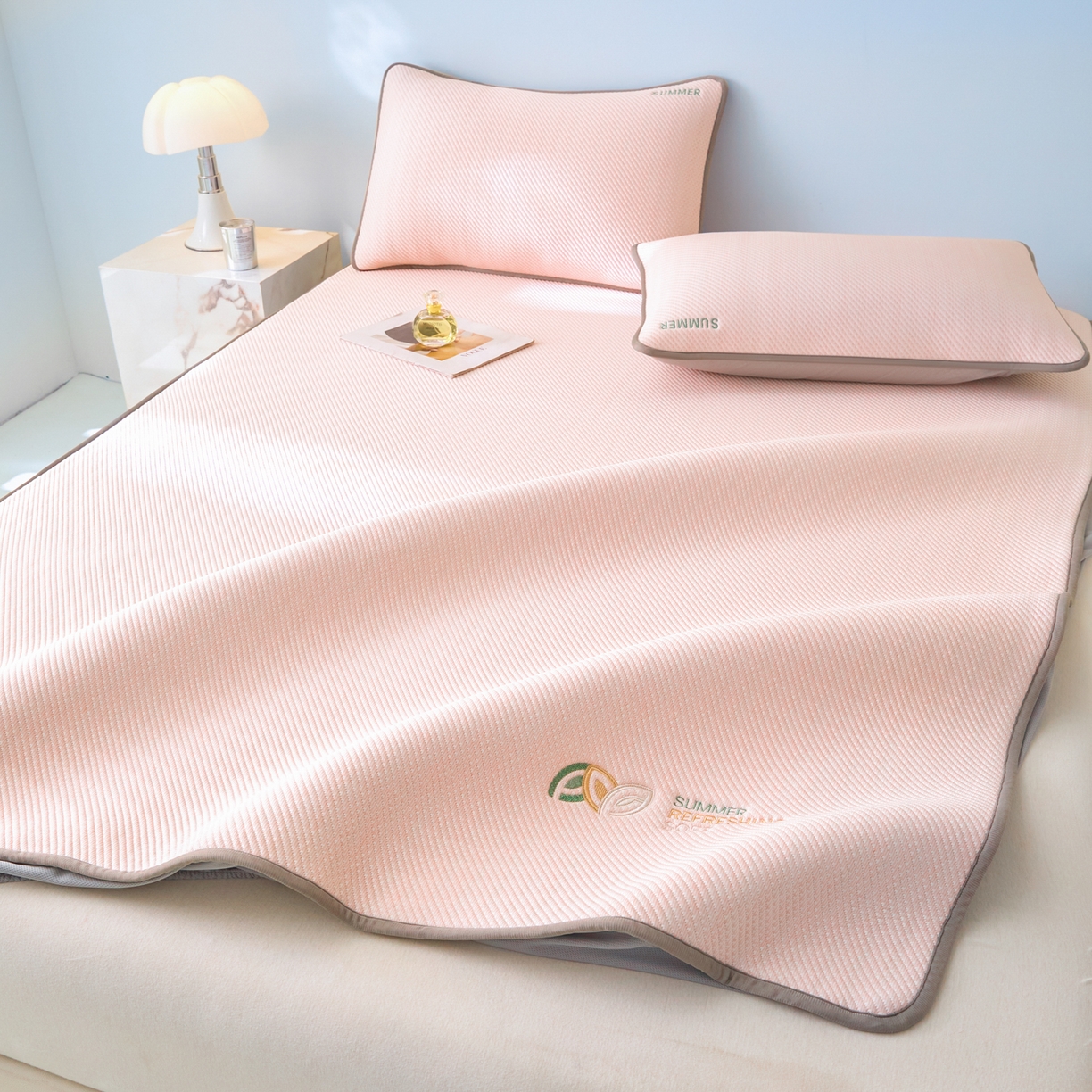 91家纺网 家纺一手货源 找家纺 欧邦 2026新款PE中分子刺绣款冰豆豆床笠夏被套件-序叶系列 序叶-粉