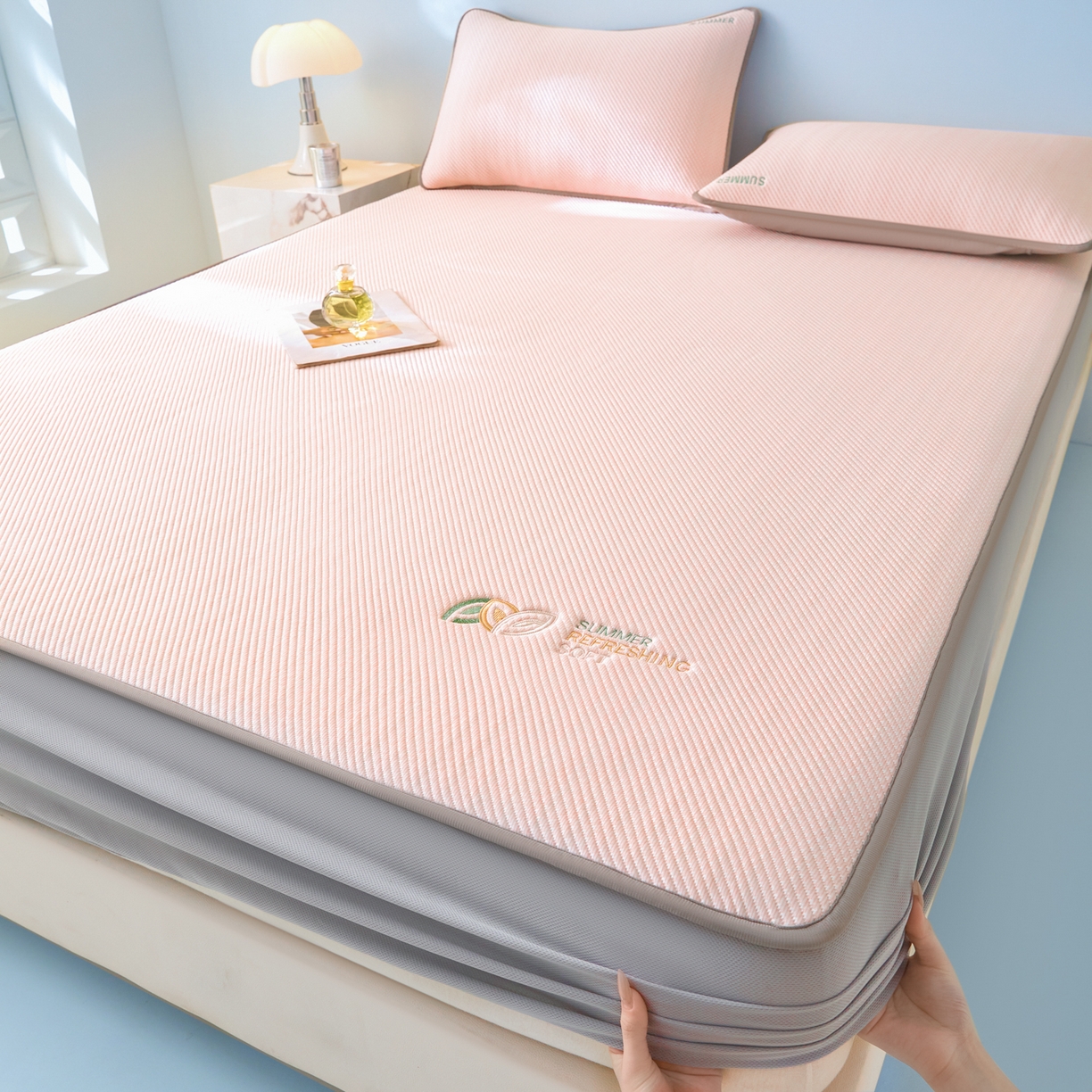 91家纺网 家纺一手货源 找家纺 欧邦 2026新款PE中分子刺绣款冰豆豆床笠夏被套件-序叶系列 序叶-粉