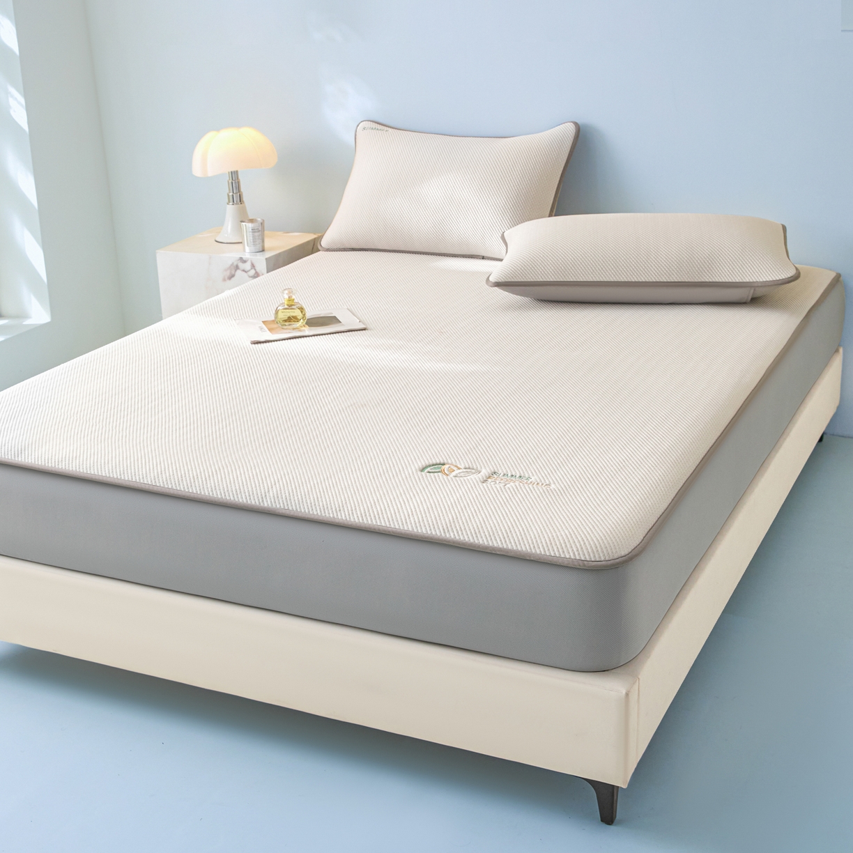 91家纺网 家纺一手货源 找家纺 欧邦 2026新款PE中分子刺绣款冰豆豆床笠夏被套件-序叶系列 序叶-咖