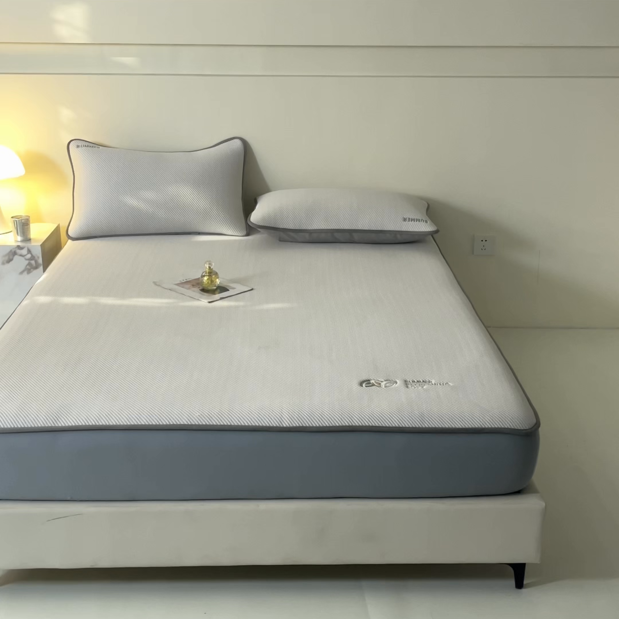 91家纺网 家纺一手货源 找家纺 欧邦 2026新款PE中分子刺绣款冰豆豆床笠夏被套件-序叶系列 序叶-灰