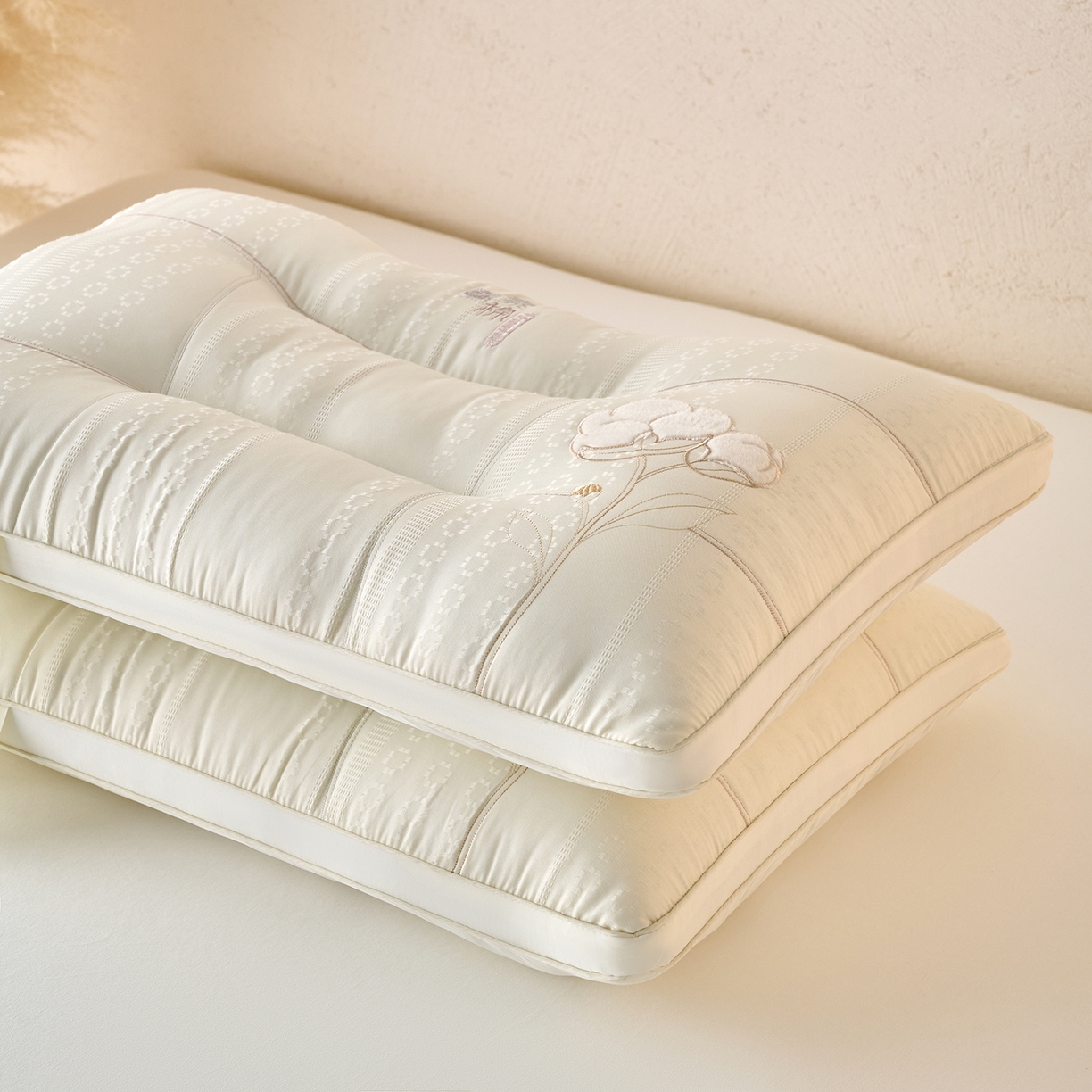 91家纺网 家纺一手货源 找家纺 （总）鼎晟纺 2026新款素棉绣花款定型护颈枕枕头枕芯