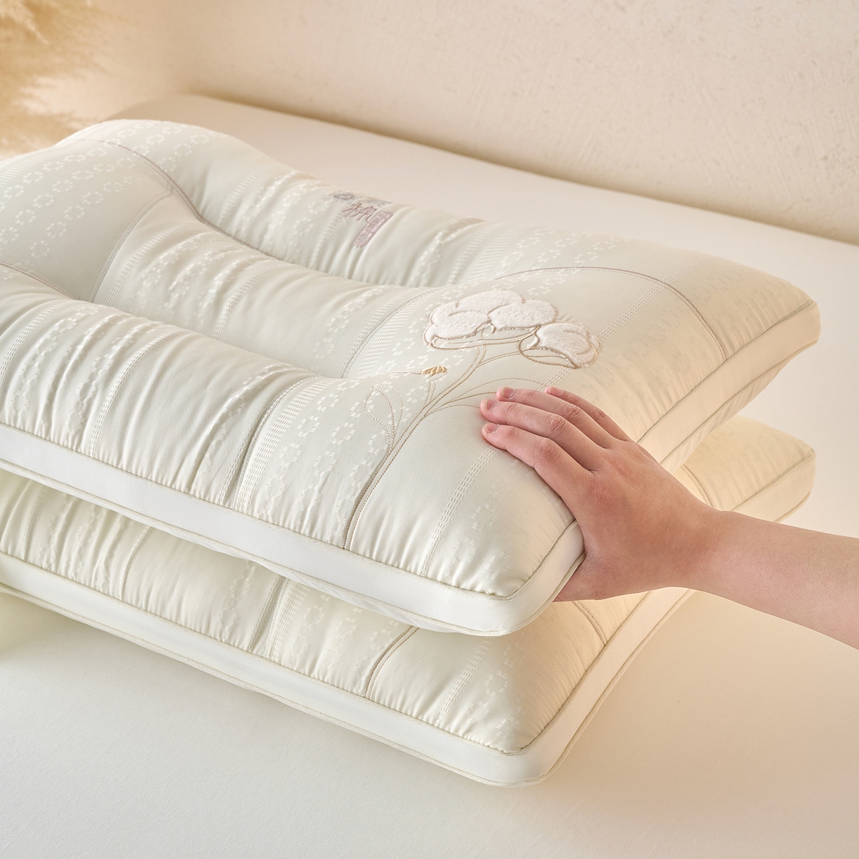 91家纺网 家纺一手货源 找家纺 鼎晟纺 2026新款素棉绣花款定型护颈枕枕头枕芯 素棉中枕单只装