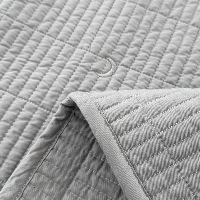 91家纺网 家纺一手货源 找家纺 沐纯家居 2026春夏新款全棉星月刺绣床盖三件套 星月灰