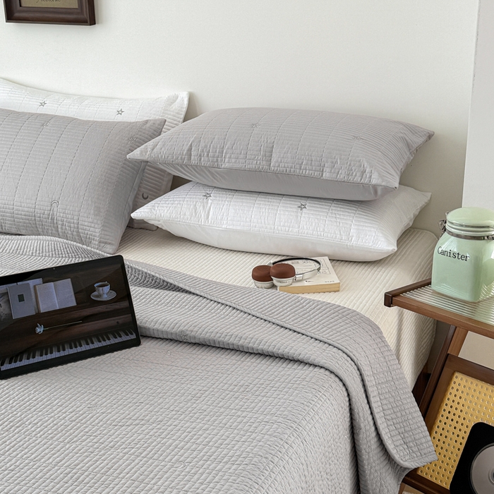 91家纺网 家纺一手货源 找家纺 沐纯家居 2026春夏新款全棉星月刺绣床盖三件套 星月灰