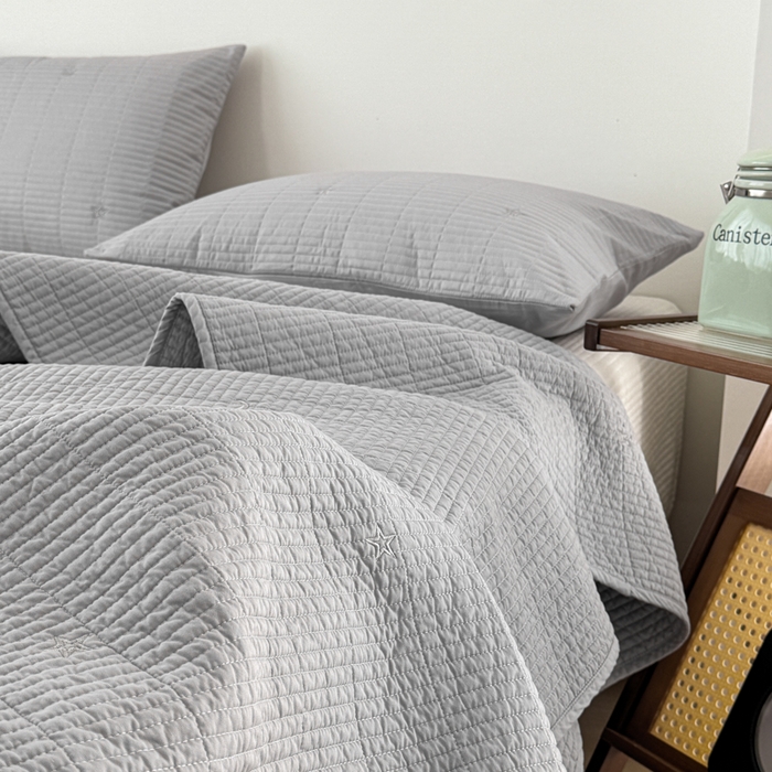 91家纺网 家纺一手货源 找家纺 沐纯家居 2026春夏新款全棉星月刺绣床盖三件套 星月灰