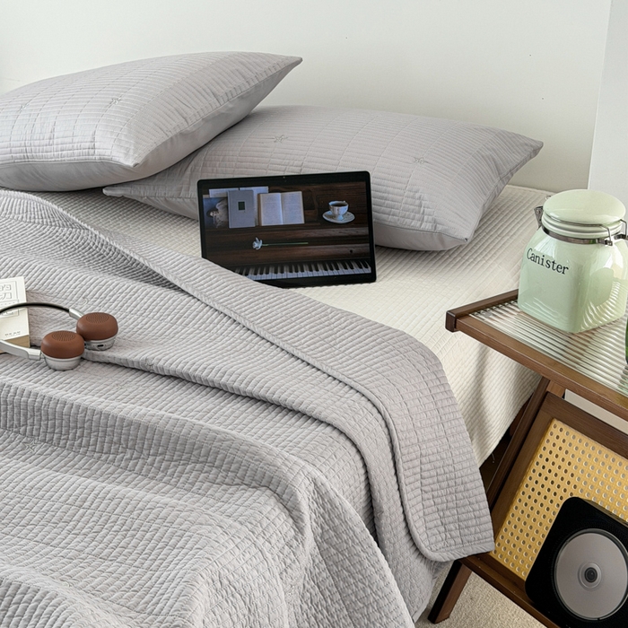 91家纺网 家纺一手货源 找家纺 沐纯家居 2026春夏新款全棉星月刺绣床盖三件套 星月灰