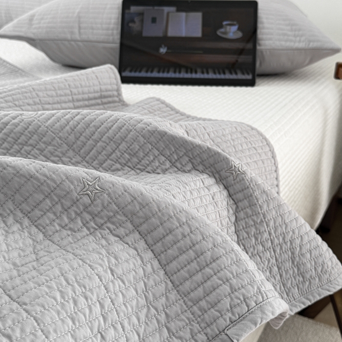 91家纺网 家纺一手货源 找家纺 沐纯家居 2026春夏新款全棉星月刺绣床盖三件套 星月灰