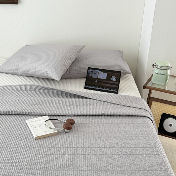 91家纺网 家纺一手货源 找家纺 沐纯家居 2026春夏新款全棉星月刺绣床盖三件套 星月灰