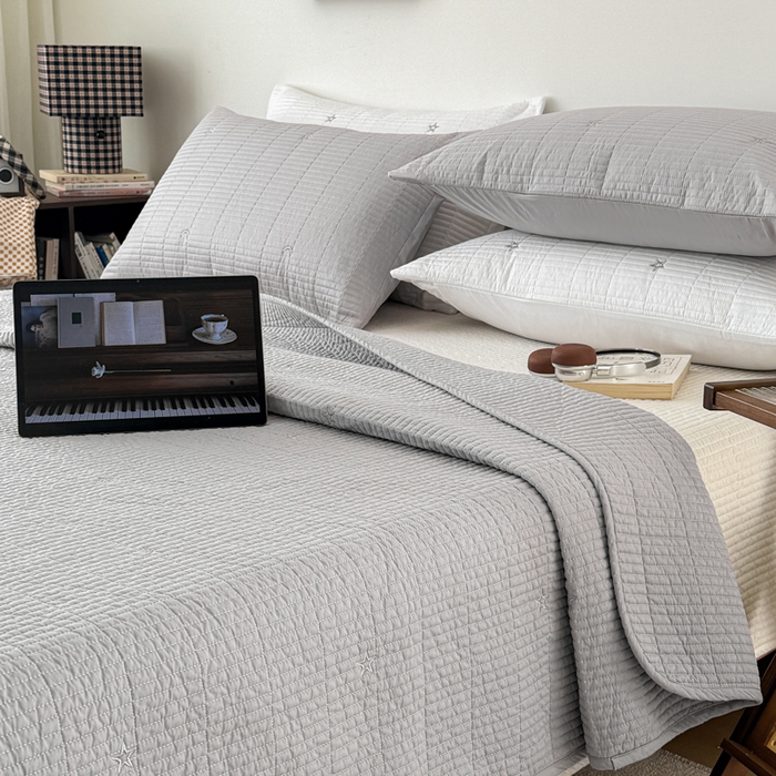 91家纺网 家纺一手货源 找家纺 沐纯家居 2026春夏新款全棉星月刺绣床盖三件套 星月灰