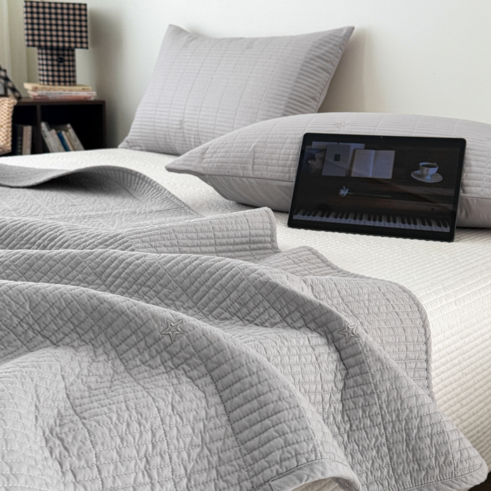 91家纺网 家纺一手货源 找家纺 沐纯家居 2026春夏新款全棉星月刺绣床盖三件套 星月灰