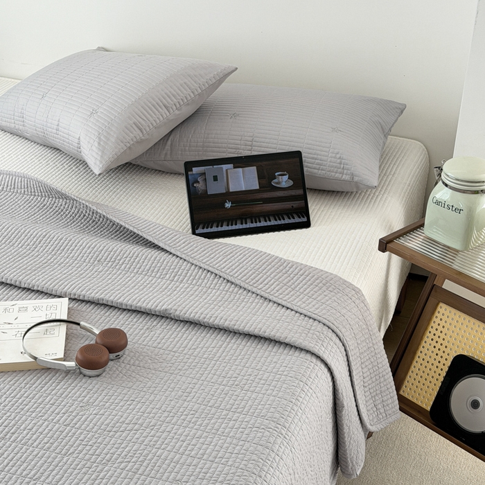 91家纺网 家纺一手货源 找家纺 沐纯家居 2026春夏新款全棉星月刺绣床盖三件套 星月灰