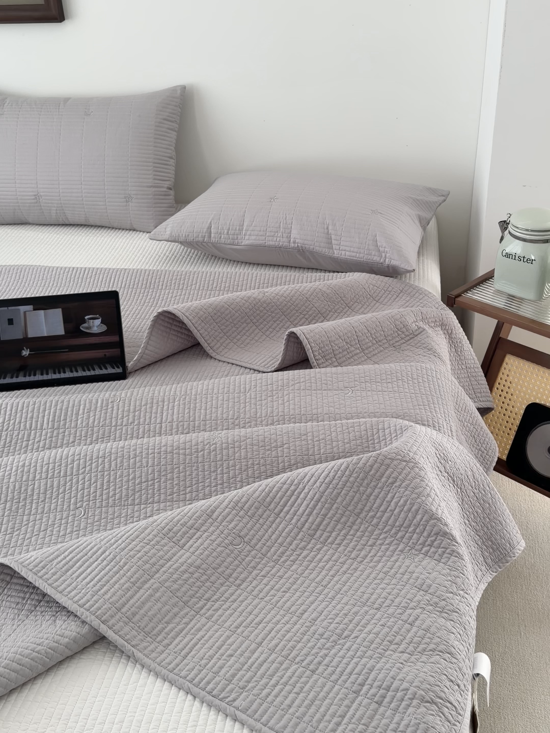 91家纺网 家纺一手货源 找家纺 沐纯家居 2026春夏新款全棉星月刺绣床盖三件套 星月灰