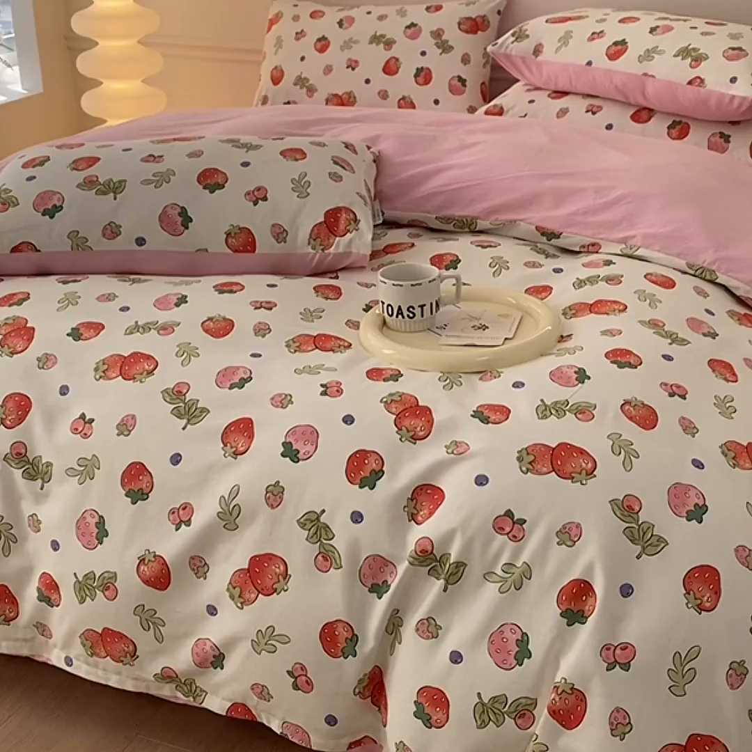 91家纺网 家纺一手货源 找家纺 宇彬家纺 2026直播新款13372A类全棉纯棉印花床单床笠款四件套和单被套喷气清新简约 莓果缤纷