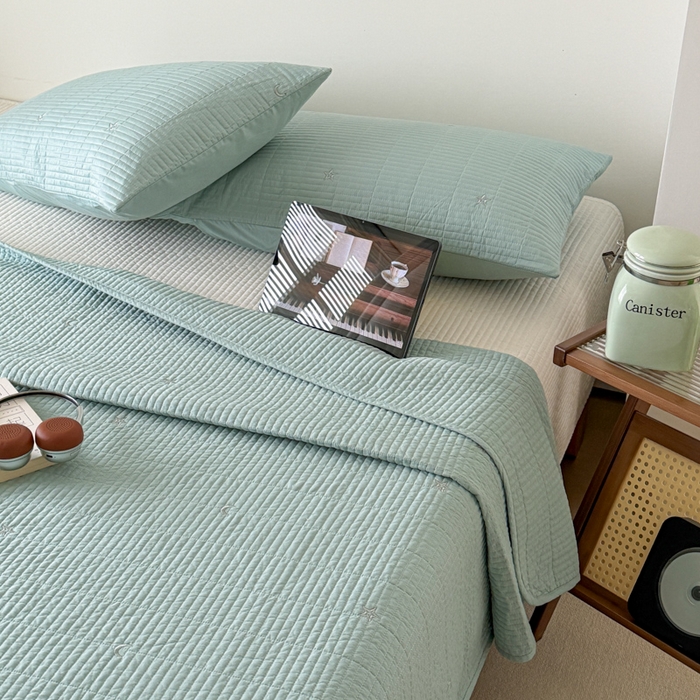 91家纺网 家纺一手货源 找家纺 沐纯家居 2026春夏新款全棉星月刺绣床盖三件套 星月蓝