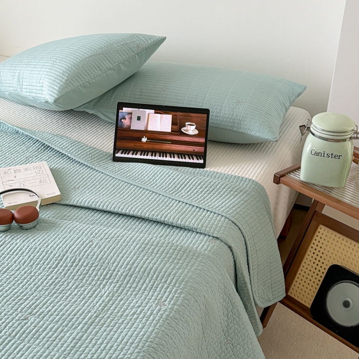 91家纺网 家纺一手货源 找家纺 沐纯家居 2026春夏新款全棉星月刺绣床盖三件套 星月蓝