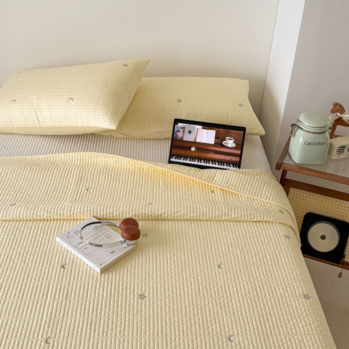 91家纺网 家纺一手货源 找家纺 沐纯家居 2026春夏新款全棉星月刺绣床盖三件套 星月黄