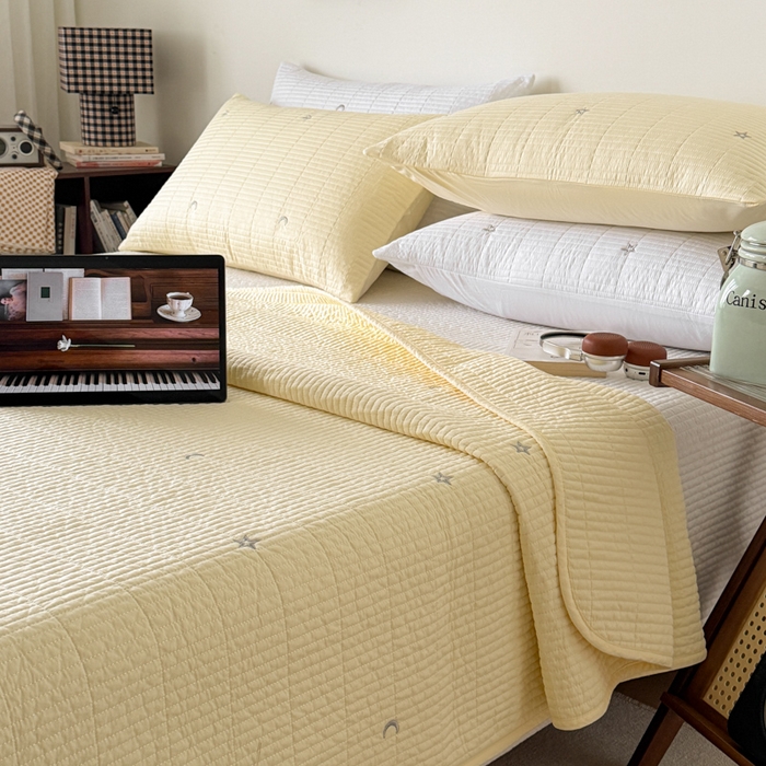 91家纺网 家纺一手货源 找家纺 沐纯家居 2026春夏新款全棉星月刺绣床盖三件套 星月黄