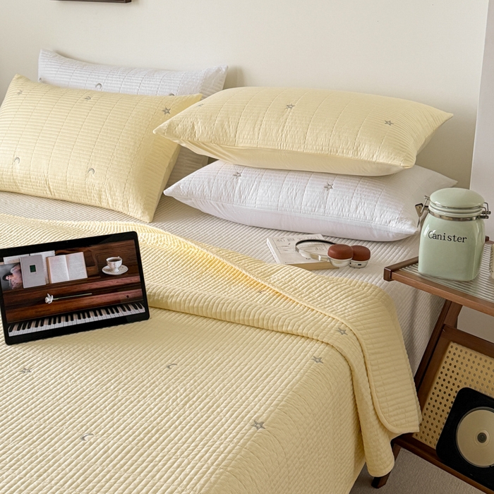 91家纺网 家纺一手货源 找家纺 沐纯家居 2026春夏新款全棉星月刺绣床盖三件套 星月黄