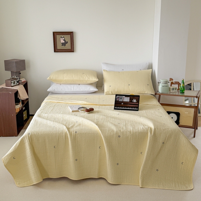 91家纺网 家纺一手货源 找家纺 沐纯家居 2026春夏新款全棉星月刺绣床盖三件套 星月黄