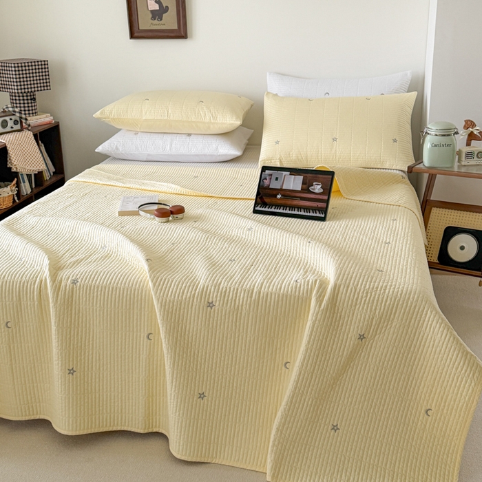 91家纺网 家纺一手货源 找家纺 沐纯家居 2026春夏新款全棉星月刺绣床盖三件套 星月黄