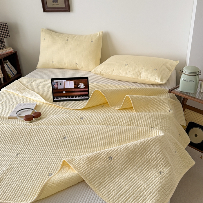 91家纺网 家纺一手货源 找家纺 沐纯家居 2026春夏新款全棉星月刺绣床盖三件套 星月黄