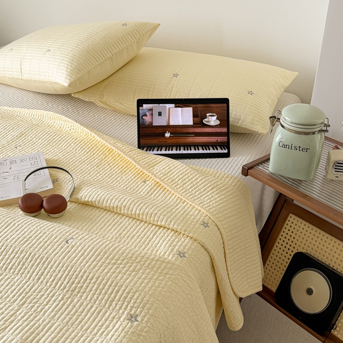 91家纺网 家纺一手货源 找家纺 沐纯家居 2026春夏新款全棉星月刺绣床盖三件套 星月黄