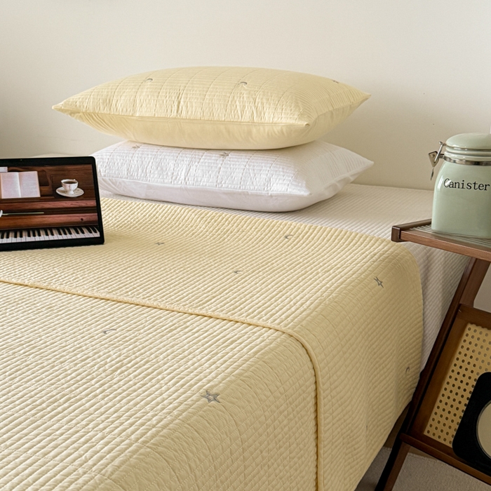 91家纺网 家纺一手货源 找家纺 沐纯家居 2026春夏新款全棉星月刺绣床盖三件套 星月黄