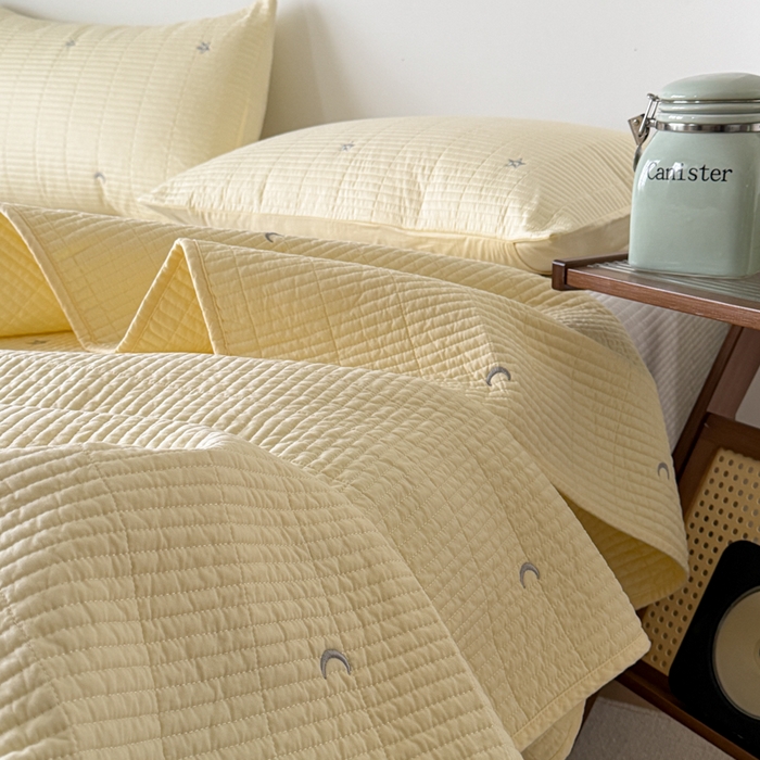 91家纺网 家纺一手货源 找家纺 沐纯家居 2026春夏新款全棉星月刺绣床盖三件套 星月黄