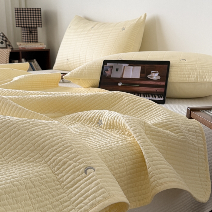 91家纺网 家纺一手货源 找家纺 沐纯家居 2026春夏新款全棉星月刺绣床盖三件套 星月黄