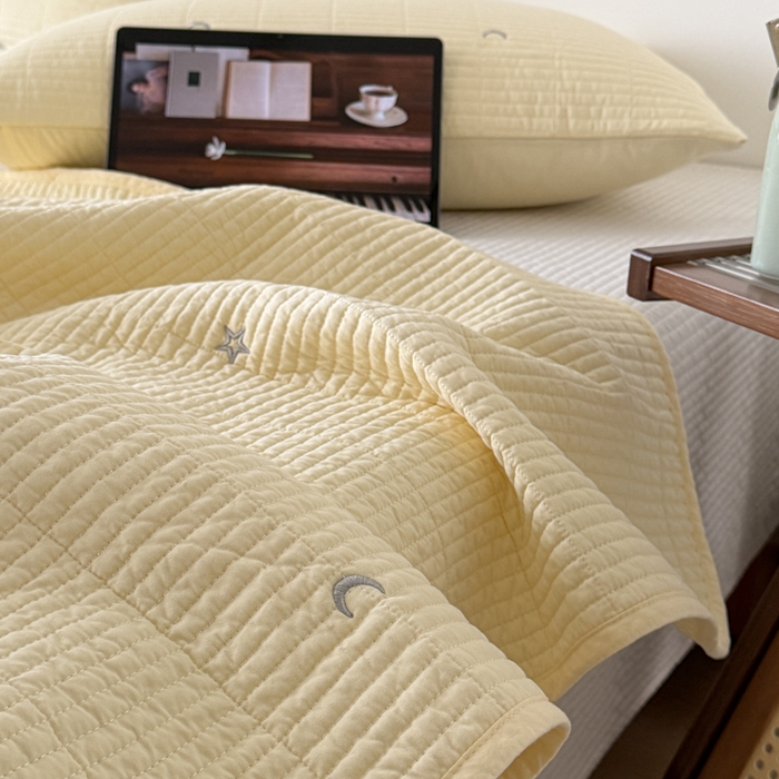 91家纺网 家纺一手货源 找家纺 沐纯家居 2026春夏新款全棉星月刺绣床盖三件套 星月黄