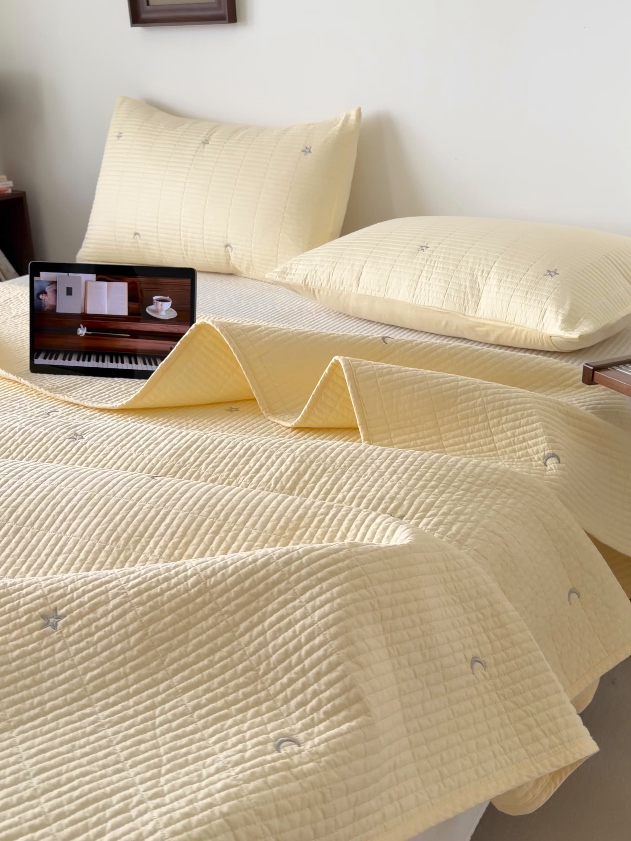 91家纺网 家纺一手货源 找家纺 沐纯家居 2026春夏新款全棉星月刺绣床盖三件套 星月黄