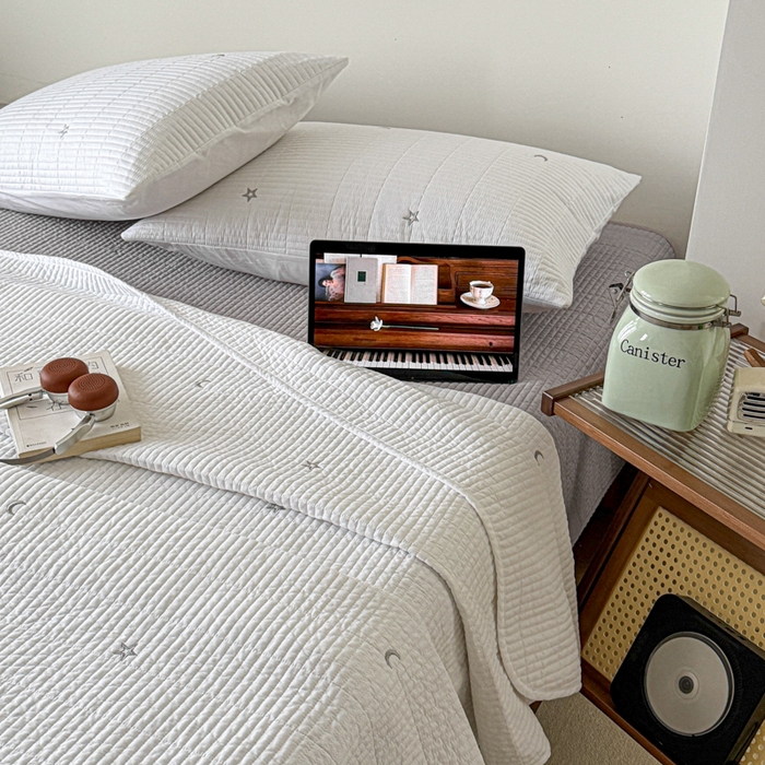 91家纺网 家纺一手货源 找家纺 沐纯家居 2026春夏新款全棉星月刺绣床盖三件套 星月白