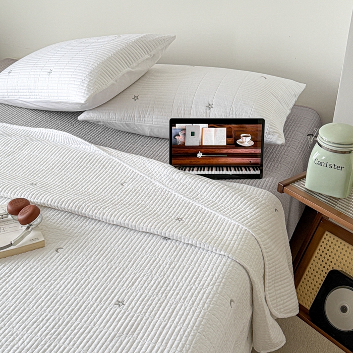 91家纺网 家纺一手货源 找家纺 沐纯家居 2026春夏新款全棉星月刺绣床盖三件套 星月白