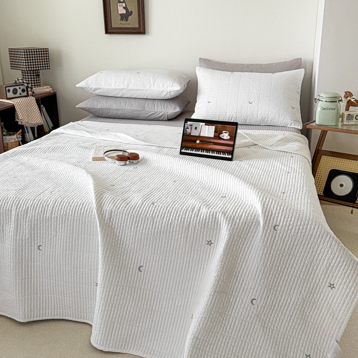 91家纺网 家纺一手货源 找家纺 沐纯家居 2026春夏新款全棉星月刺绣床盖三件套 星月白