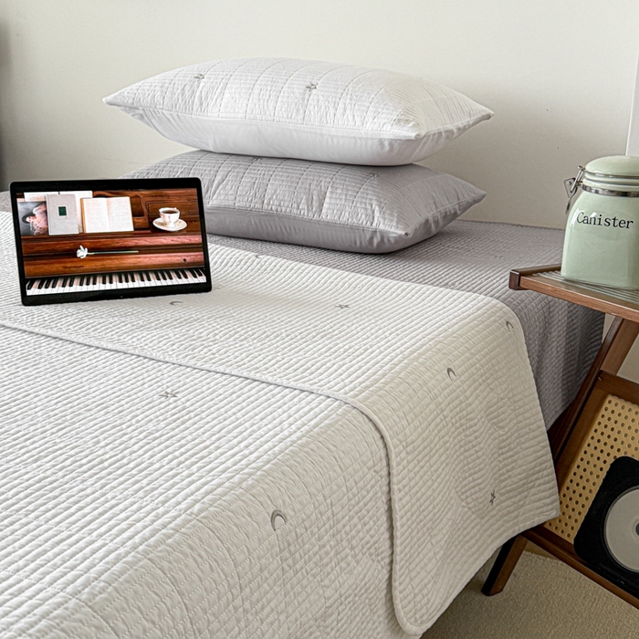 91家纺网 家纺一手货源 找家纺 沐纯家居 2026春夏新款全棉星月刺绣床盖三件套 星月白