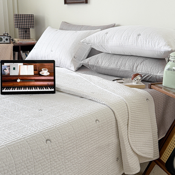 91家纺网 家纺一手货源 找家纺 沐纯家居 2026春夏新款全棉星月刺绣床盖三件套 星月白