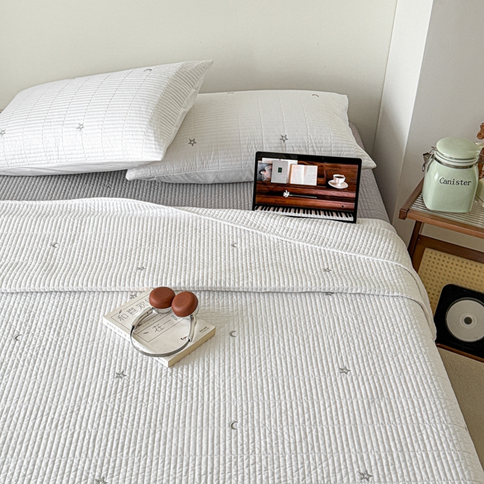 91家纺网 家纺一手货源 找家纺 沐纯家居 2026春夏新款全棉星月刺绣床盖三件套 星月白