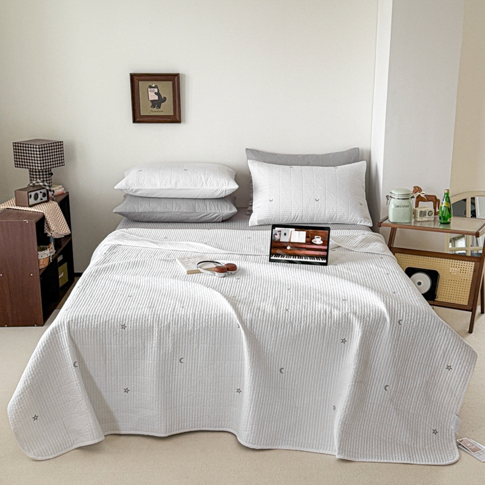 91家纺网 家纺一手货源 找家纺 沐纯家居 2026春夏新款全棉星月刺绣床盖三件套 星月白