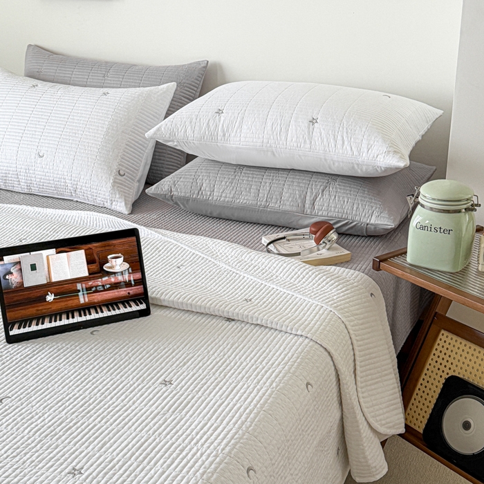 91家纺网 家纺一手货源 找家纺 沐纯家居 2026春夏新款全棉星月刺绣床盖三件套 星月白