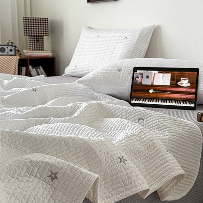 91家纺网 家纺一手货源 找家纺 沐纯家居 2026春夏新款全棉星月刺绣床盖三件套 星月白