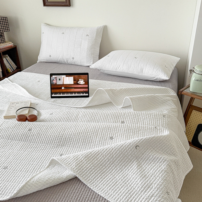 91家纺网 家纺一手货源 找家纺 沐纯家居 2026春夏新款全棉星月刺绣床盖三件套 星月白