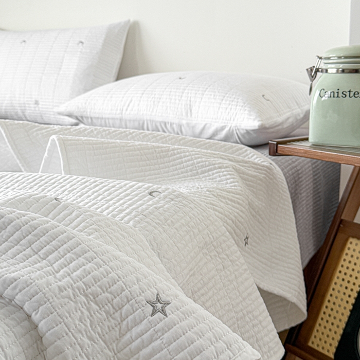 91家纺网 家纺一手货源 找家纺 沐纯家居 2026春夏新款全棉星月刺绣床盖三件套 星月白